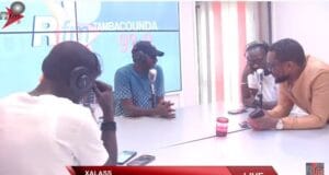 Immature, quand le journaliste Babacar Fall s&rsquo;y met. Regardez son comportement face aux chroniqueurs de Xalass