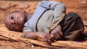 Triste histoire d&rsquo;un enfant de 08 ans sans jambes qui a offert une jolie maison à sa maman. Regardez!