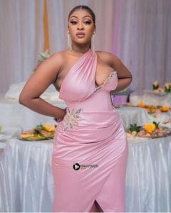 Mariage de Marie Louise : Seins en l&rsquo;air, cette hôtesse fait le buzz