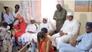 Triste scène à Guédiawaye : L&rsquo;épouse d&rsquo;Ahmed Aïdara fond en larmes, Khalifa Sall la console. Regardez!