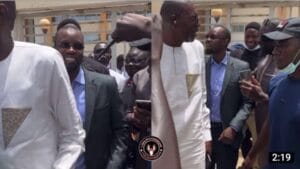 (Vidéo): Admirez le « ndiabou bandit » de Sonko au tribunal de Dakar