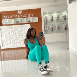 (02 photos) : En combi turquoise, Aadjah Everywhere se dévoile tout en formes et en rondeurs 