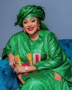 (03 photos) Mode vendredi : L&rsquo;actrice Adja majestueuse en grand boubou vert