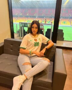(02 photos) – Sen / Ben : La miss Astou Sall pose dans les loges Vip avec son maillot