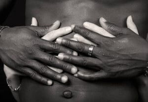 Marié à un blanc, cette Sénégalaise trouve des gris-gris dans sa maison en construction, la suite est horrible. Écoutez !