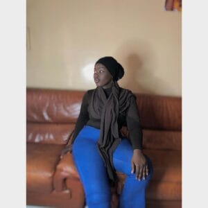 (02 photos) : Moulée dans un jean, Diarra (Infidèles) expose sa taille de guêpe