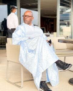 (02 photos) : Boule à zéro, lunettes fashion, le nouveau look élégant de Dj Boubs