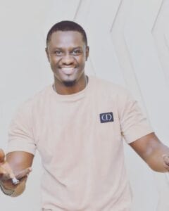 (05 photos) : Bouba (Infidèles), le bad boy expose ses muscles dans un look à couper le souffle