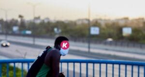 Son frère poignardé à mort, le meurtrier libre : Écoutez ce qu&rsquo;il projette !