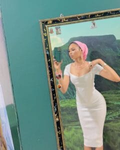 (05 photos) : Fah Aïdara, ultra stylée, s&rsquo;éclate dans une robe moulante en blanc