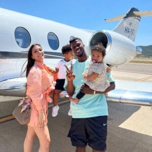 (05 photos) : En vacances, Keita Baldé et sa famille s&rsquo;affichent tout heureux en avion.