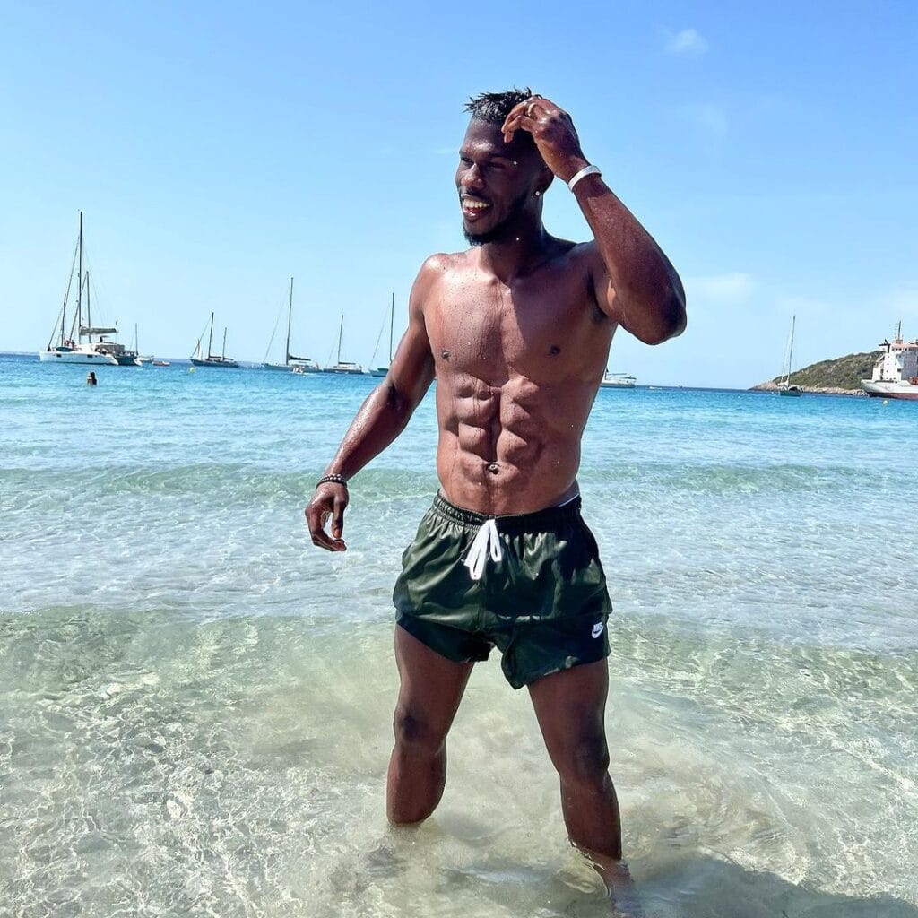 (02 photos) : A la plage, Keita Baldé s&rsquo;affiche à moitié nu sur Instagram