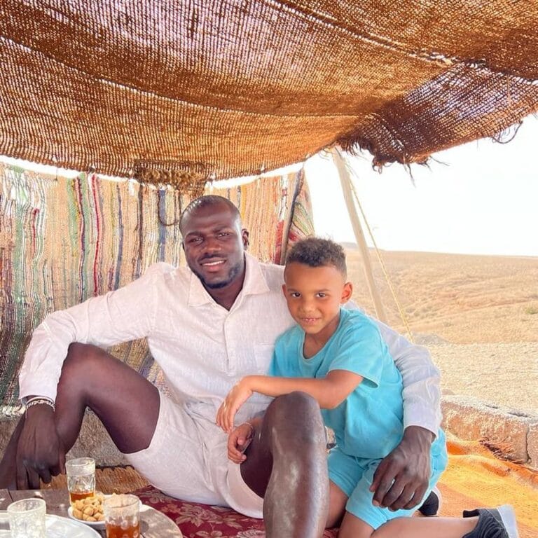 (02 photos) : Le capitaine Kalidou Koulibaly expose pour une première fois ses enfants