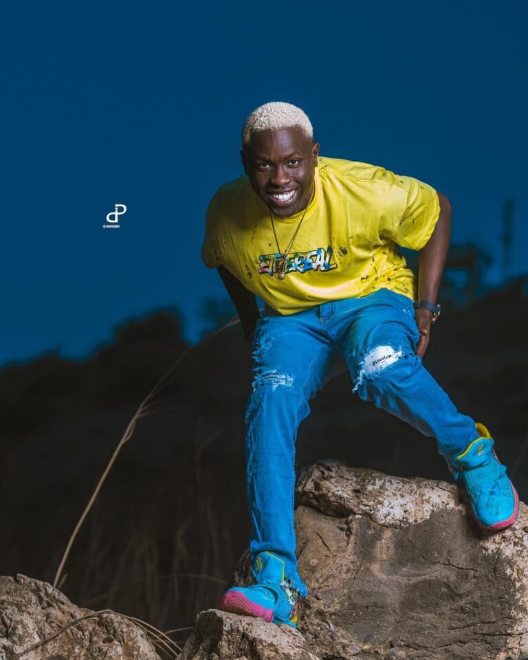 Ngaaka Blindé adopte un look swagg
