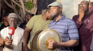 (Vidéo) – Ousmane Sonko, chef d&rsquo;orchestre du groupe « Casseroles boys »