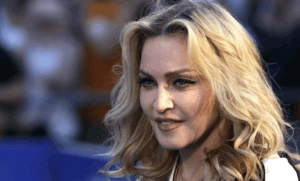 A 63 ans, la chanteuse Madonna cherche l’amour, « il doit être sans rides et sans cheveux gris »