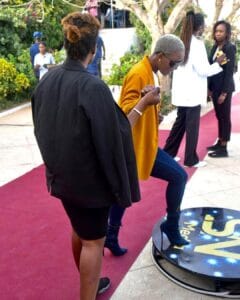 (04 photos) : Rangou adopte un look décent et un style glamour pour rencontrer Sadio Mané