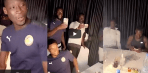 (Vidéo) : Après la victoire des Lions, Saliou Ciss souffle sa nouvelle bougie. Regardez l&rsquo;ambiance