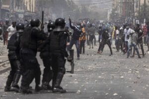 (Vidéo): « Di khékh ak askan wi si ay yeufou taat, lousi souniou yone », les forces de l&rsquo;ordre se révoltent (série)