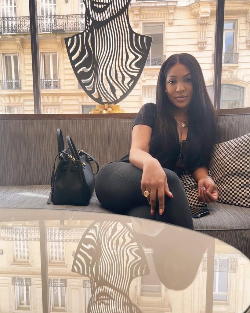  04 Photos Super Styl e En Total Noir Viviane A 18 Ans 
