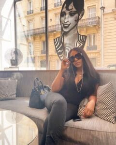 (04 photos) : Super stylée en total noir, Viviane a 18 ans.