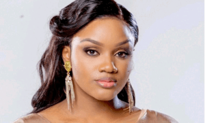 Critiquée pour le port d’une chaîne aux pieds, Nathalie Koah répond amèrement