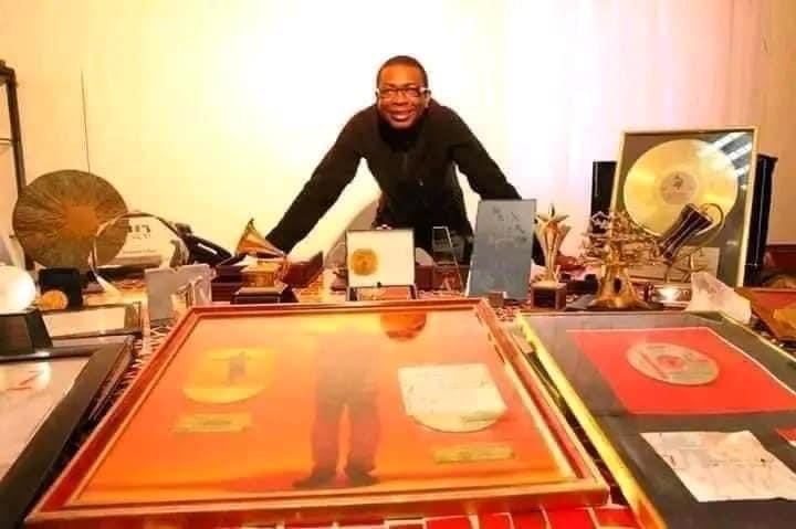 Youssou Ndour : Le roi du Mbalakh décliné en titres
