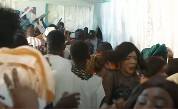 (Vidéo): Du jamais vu, des agresseurs débarquent en plein mariage (série)