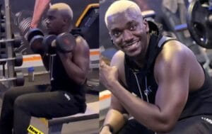 Muscles saillants, cheveux péroxydés, le nouveau look de Cherif Karma émeut la toile