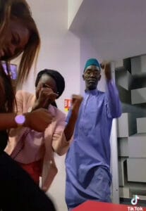 « Fattal ma fofou » : Quand Père Mbaye Ngoné s&rsquo;y met (Vidéo)