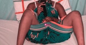 Nue en position gynécologique sur le lit, découvrez ce que cette femme a fait à cette jeune dame. Regardez !