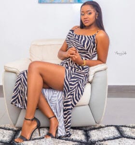 Fama Thioune séduit ses followers dans une tenue chic et sensuelle