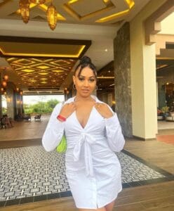 (02 photos) : Sexy en mini robe blanche, Faynara profite de ses vacances