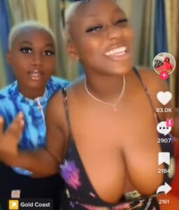 (Vidéo): Wéne en l&rsquo;air, « bine bine » à la taille, tète rasée, la tik tokkeuse Ndella s&rsquo;affiche hyper sexy