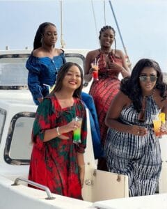 (Photos): Charmante et sexy, Adja Everywere se régale à bord d&rsquo;un bateau avec ses amis