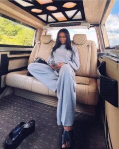 (Photos): L&rsquo; actrice Jessica montre son luxe, en tenue décontractée