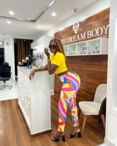 (03 photos) : Aadjah Everywhere expose encore son popotin dans un leggins coloré