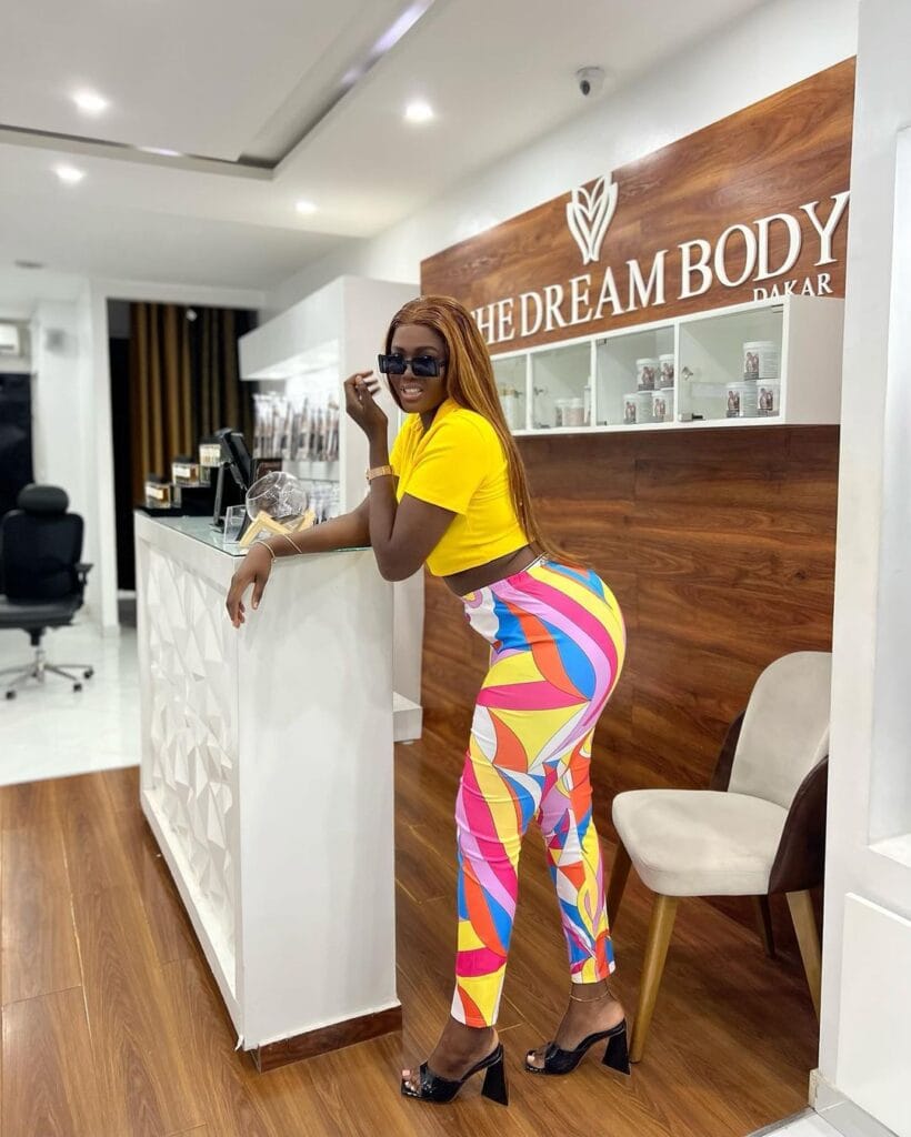 (03 photos) : Aadjah Everywhere expose encore son popotin dans un leggins coloré