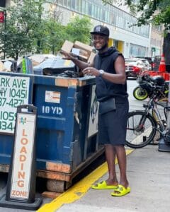 (02 photos) : Stylé, Abba No Stress devient un « Boudiou man » aux Etats Unis