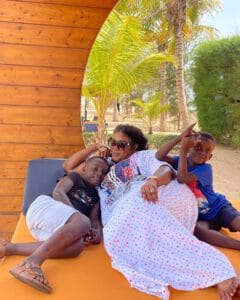 (07 photos) Stars en vacances : Adja se la coule douce avec ses enfants