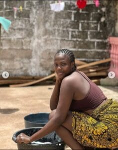 (02 photos) : « Douma fott », « meunouma togou ni passé », Aadjah Everywhere fait la lessive et exhibe son fessier en prime à ses followers