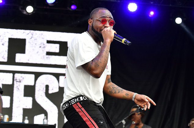En plein concert, Davido offre ses chaussures et 3 millions de Fcfa à une fan