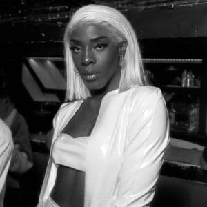 La drag-queen Keiona Mitchell à fond sur le son de «Dozeko» de One Lyrical et Leyna