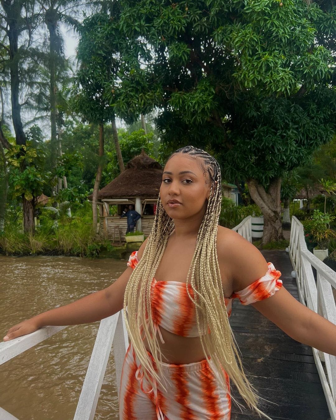 (04 photos) : A Abidjan, Faynara séduit les Ivoiriens avec sa tenue flashy et ses tresses américaines