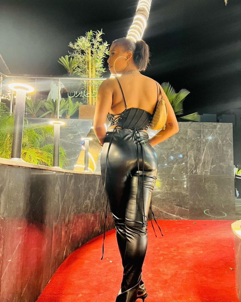(04 photos) : L&rsquo;actrice Korka se transforme en catwoman pour séduire ses followers