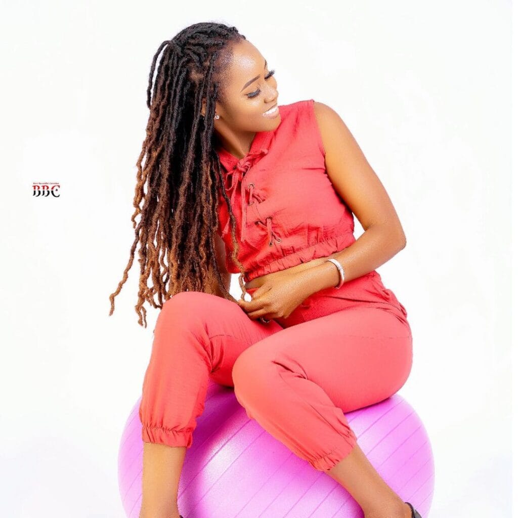 (03 photos) : Queen Biz trop fashion avec ses locks et son ensemble ado