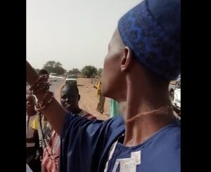 (Vidéo) : Samba Ka accueilli en grande pompe par les enfants de son village