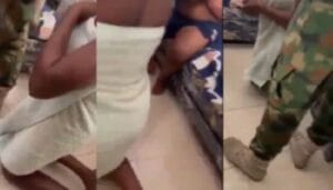 Rentré de mission, un militaire surprend sa femme avec un autre homme dans leur lit conjugal