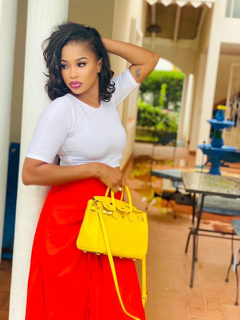 (06 photos) : Marichou rayonne avec ses deux looks décalés