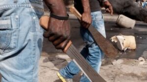 Règlement de compte à Liberté 5: Un chef de bandit battu à mort, ses camarades se révoltent et saccagent 18 véhicules
